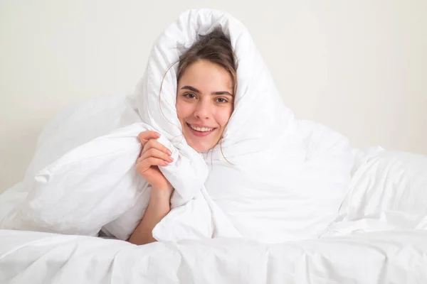 Beautiful Young Woman Covered Warm Blanket Bed Home — ストック写真