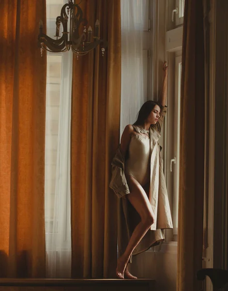 Mulher Moda Sexy Sensual Apartamento Luxo Posando Cortinas Janela Menina — Fotografia de Stock