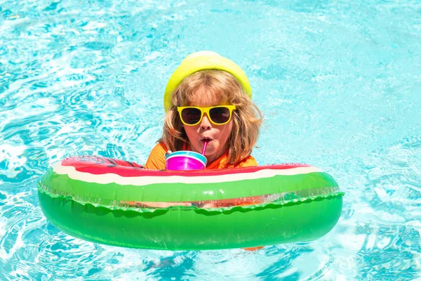 Criança Piscina Brincando Água Férias Viajar Com Crianças Férias Verão — Fotografia de Stock