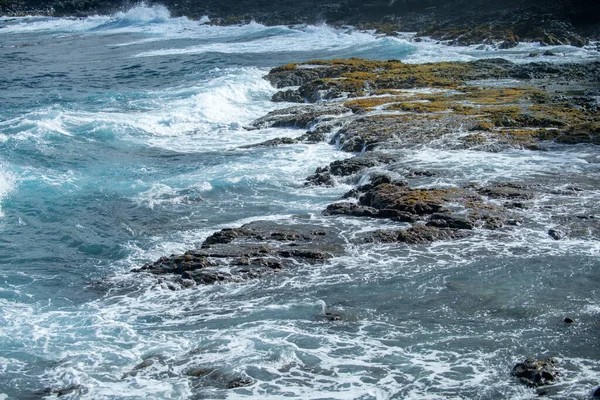 Lava Negra Enfriada Golpeada Por Las Olas Del Océano Atlántico — Foto de Stock