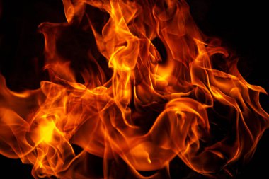 Siyah arka planda yangın alevleri. Ateş, izole edilmiş, soyut bir yapı. Yanma efektiyle yanan bir patlama. Duvar kağıdını ateşle, soyut sanat kalıpları