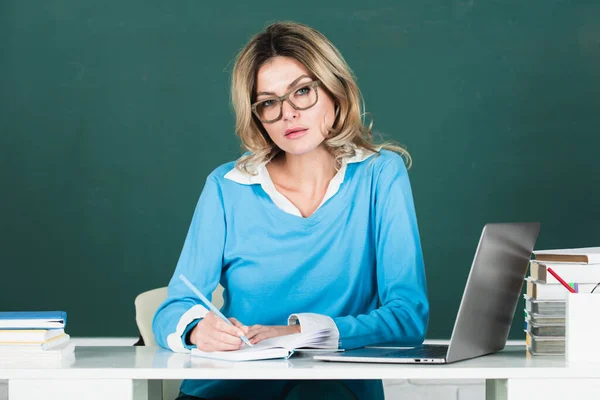Γυναίκα Δασκάλα Αισθησιακή Μαθήτρια Γυαλιά Κοντά Στον Πίνακα Σέξι Κορίτσι — Φωτογραφία Αρχείου