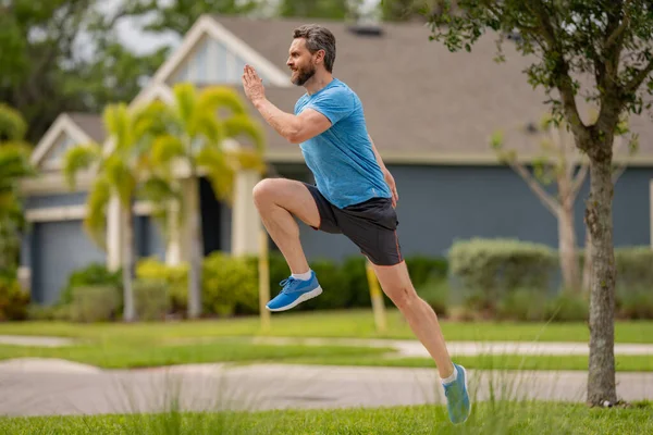 雨の降る通りを走っている男が練習に走っている 健康の概念のために走る 屋外を走ってるハンサムな男 フィットネス ワークアウト スポーツ ライフスタイルのコンセプト — ストック写真