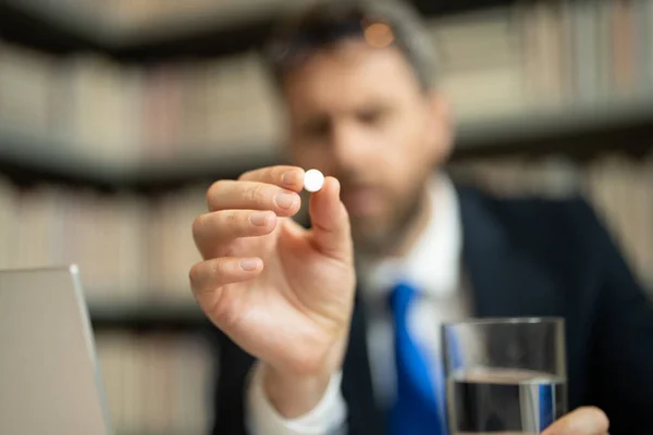Retrato Perto Homem Tomando Uma Pílula Medicina Enxaqueca Dor Cabeça — Fotografia de Stock