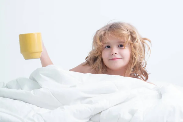 Minuman Pagi Anak Dengan Cangkir Tempat Tidur Anak Tempat Tidur — Stok Foto