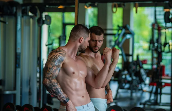 Muscular Man Workout Gym Athletic Man Having Weight Training Gym —  Fotos de Stock