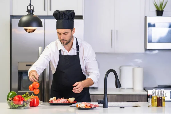 Chef Dospělý Muž Kuchař Nosit Zástěru Kuchyni Pohledný Muž Připravuje — Stock fotografie
