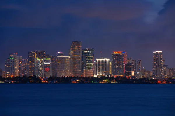 Miami Downtown Skyline Stadt Miami Beleuchtung Lichter Meer Meer Sonnenuntergang — Stockfoto