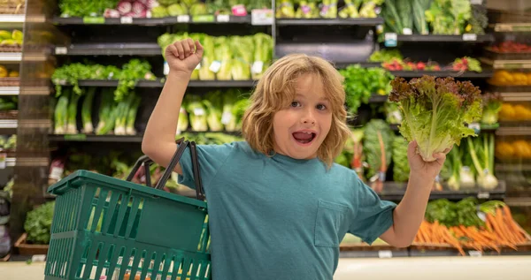 Dítě Salátem Nakupování Supermarketu Děti Kupují Potraviny Supermarketu Chlapeček Kupuje — Stock fotografie