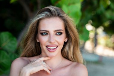 Bahar modeli. Güzel, narin, genç bir kadın, açık havada şehvetli görünüyor. İlkbaharda ya da yaz döneminde alımlı, zarif ve seksi bir bayan. Makyajlı genç bir kadının şefkat portresi