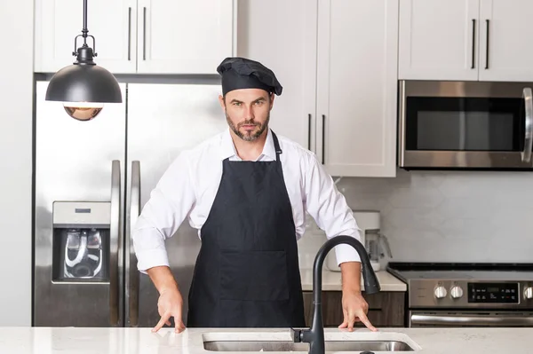Mutfakta Şef Şapkası Takmış Şefin Portresi Önlük Şef Üniforması Aşçı — Stok fotoğraf