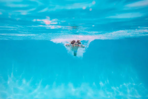 子供の少年は海の水の下で泳ぐ 子供は水中プールで泳ぐ 海での幸せな男の子の水泳 水中でのアクティブな子供の水泳 ジャンプやダイビング — ストック写真