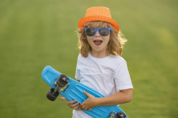 Ragazzo Con Skateboard Infanzia Piacere Stile Vita Ritratto Bambino Con — Foto Stock