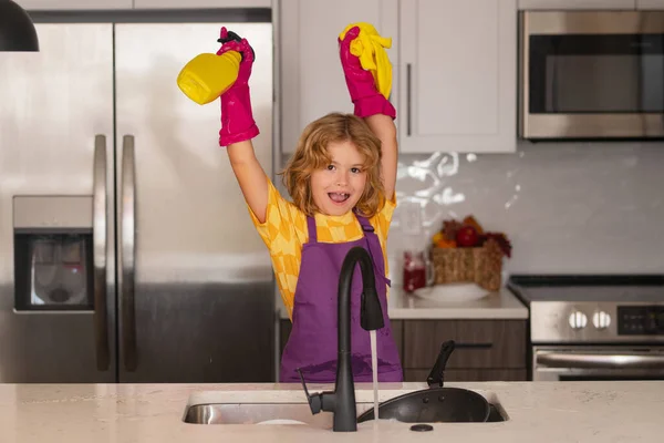 Dítě Dělá Domácí Práce Roztomilé Dítě Pomáhá Mytí Nádobí Kuchyni — Stock fotografie