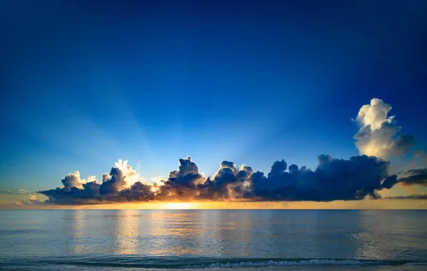Wolken Meer Sonnenuntergang Sonnenaufgang Sonnenuntergang Meereslandschaft Farbenfroher Sonnenaufgang Strand Mit — Stockfoto