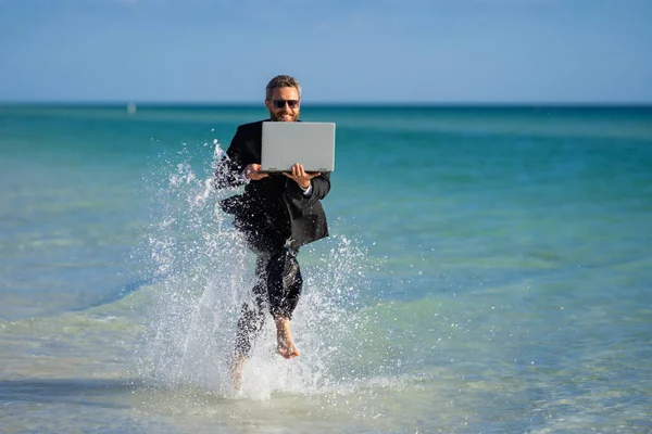 Freelance Work Online Business Summer Business Businessman Suit Hold Laptop — Stock Photo, Image