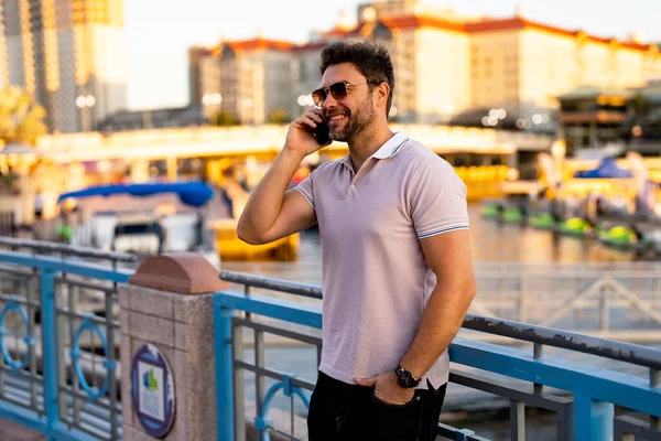 Sokakta Telefonla Konuşan Bir Adam Dışarıda Kendine Güvenen Yakışıklı Bir — Stok fotoğraf