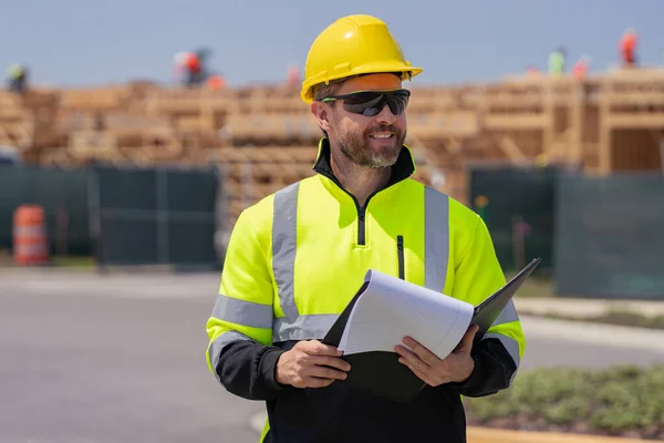 新家的专业建筑工人 工人的户外肖像 建筑工人戴着安全帽在建筑工地 身穿建筑工人制服的工程师 — 图库照片