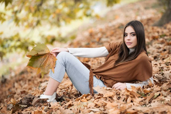 Retrato Mulher Jovem Com Folhas Outono Sonho Menina Romântico Segure — Fotografia de Stock