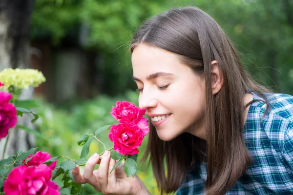 Beautiful Girl Smelling Rose Flower Spring Park Young Woman Flowering — Fotografia de Stock