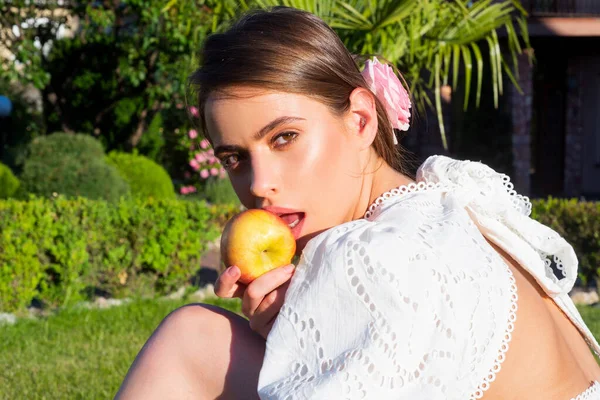 ストーモロジーの概念 夏の公園でリンゴを持っている美容女性 女性はリンゴを食べる 緑のリンゴを持つ若い美しい女性の屋外肖像画 健康的な食事 — ストック写真