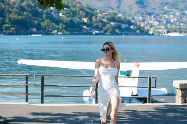 Γυναίκα Περπατά Στη Λίμνη Κόμο Ιταλία Κορίτσι Ένα Σέξι Φόρεμα — Φωτογραφία Αρχείου