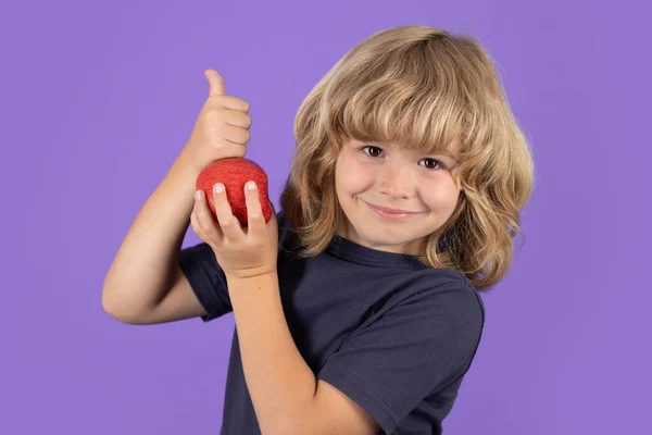 Başparmakları Havada Elma Yiyen Bir Çocuk Mavi Arka Planda Tek — Stok fotoğraf