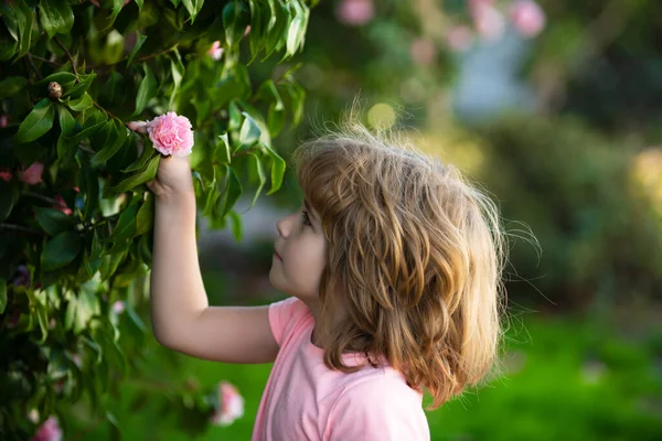 Elbűvölő Szőke Gyermek Virágok Hátterében Nyáron Csinos Kis Gyermek Dolgozik — Stock Fotó