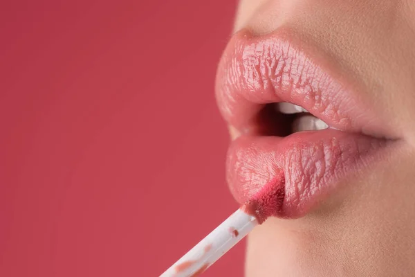 Stosując Szminkę Pulchne Seksowne Usta Malowanie Ust Jasną Szminką Zbliżenie — Zdjęcie stockowe
