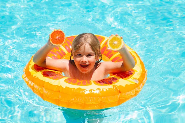 Havuzda Turuncu Giyen Çocuk Yaz Meyveleri Yüzme Havuzunda Yüzen Oyuncak — Stok fotoğraf