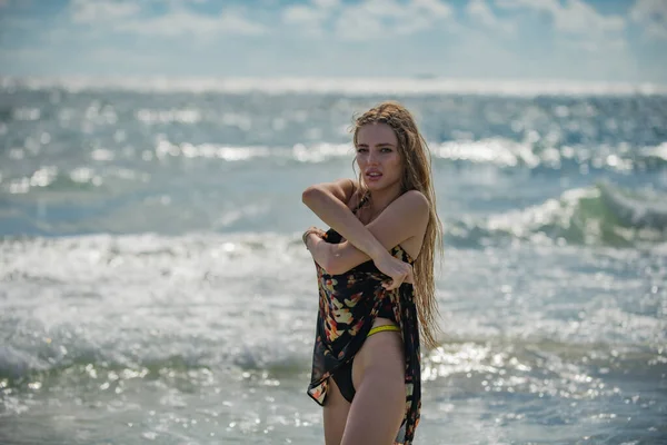 Yazlık Elbisesiyle Denizde Güzel Seksi Bir Kadın Mükemmel Vücutlu Seksi — Stok fotoğraf