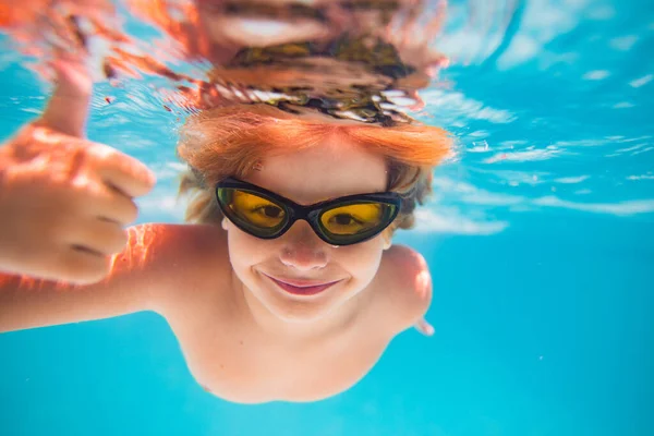 Kind Zwembad Onder Water Met Duimen Omhoog Onderwater Kind Zwemmen — Stockfoto