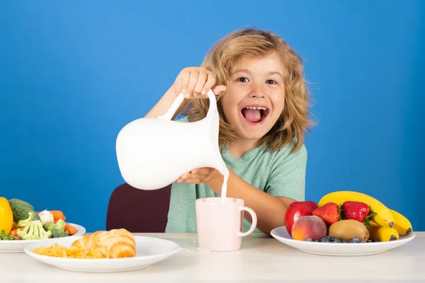 Opgewonden Kind Met Melk Gezond Kind Giet Melk Uit Kruik — Stockfoto