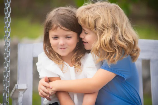 Chłopiec Dziewczynka Przytulają Się Dzieci Całujące Się Miłością Letnim Parku — Zdjęcie stockowe