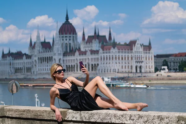 Σέξι Γυναίκα Σέξι Φόρεμα Μόδας Απολαμβάνοντας Θέα Budgary Κοινοβούλιο Στην — Φωτογραφία Αρχείου