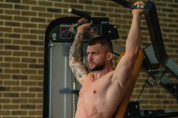 Man Exercising Dumbbell Male Bodybuilder Doing Weight Lifting Workout Gym — ストック写真