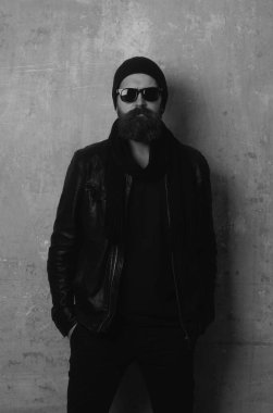 Acımasız bir adam, yakışıklı erkek modelin ciddi yüzü, erkek gücü kavramı ve güçlü. Moda erkek modeli, moda tarzı. Sakallı hippi.