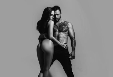 Aşık seksi bir çift. Şehvetli aşıklar soyunur. Kız arkadaş ve erkek arkadaş şehvetli kucaklaşmalar. Romantik bir kadın ve çıplak seksi bir adam. Güzel tutkulu çift