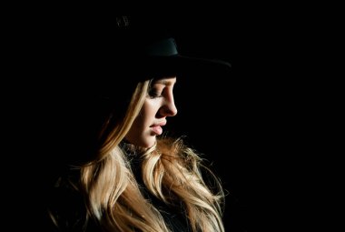 Güzel kadın modelin güzel portresi, moda cazibeli portresi. Güzel kadın yüzü. Moda şapkalı güzel bir kadının moda portresi.