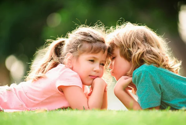 Menino Menina Apaixonados Crianças Alegres Brincando Parque Livre Retrato Verão — Fotografia de Stock