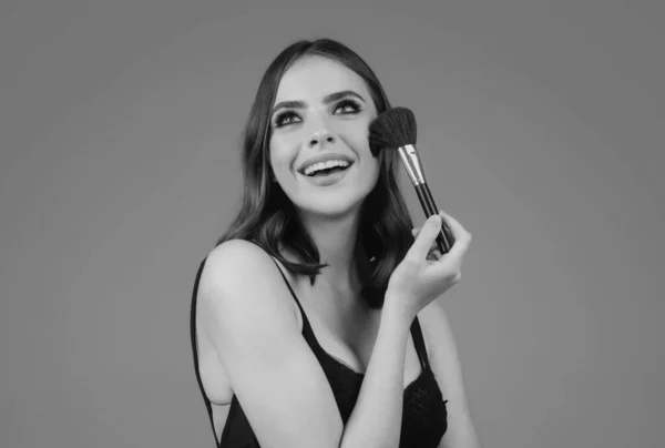 Retrato Primer Plano Modelo Sonrisa Feliz Con Pincel Colorete Maquillaje — Foto de Stock