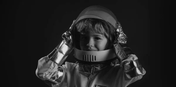 宇宙ヘルメットや宇宙飛行士や宇宙飛行士と遊ぶ子供の男の子 — ストック写真