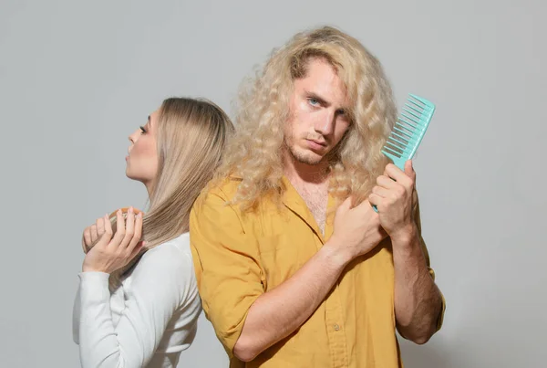 Saç Fırçalamak Uzun Parlak Ipek Saçlı Seksi Bir Çift Sarı — Stok fotoğraf