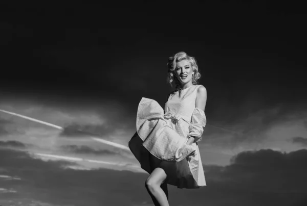 Kvinna Rosa Klänning Solnedgången Monroe Stil Vacker Tjej Stilrena Modekläder — Stockfoto