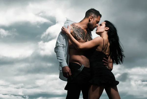 赤手空拳的男人拥抱亲吻的女朋友 年轻夫妇恋爱了 性感热情的夫妻拥抱 一对性感的夫妇在演播室里合影 年轻貌美的拉丁裔和他的恐慌情人 — 图库照片