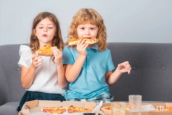 Çocuklar Pizza Yiyor Küçük Kız Oğlan Pizza Yer Çocuk Yemeği — Stok fotoğraf