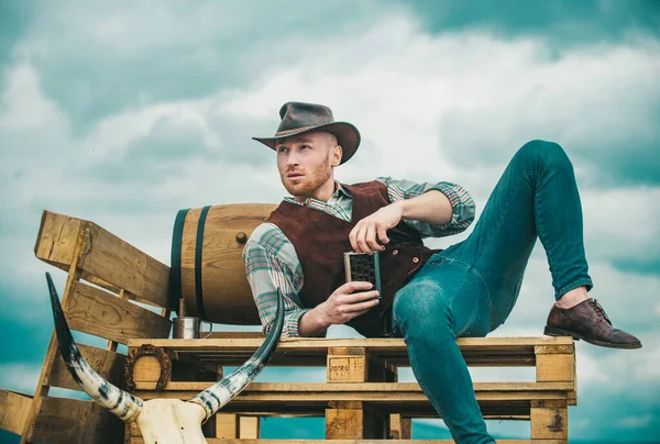 Sexy Westerse Man Met Cowboyhoed Aantrekkelijke Man Met Whisky Cognac — Stockfoto