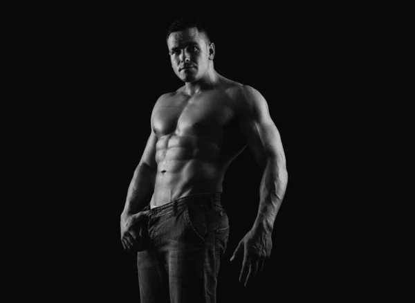 6パックAbsを示す筋肉の無気力な男のモデル ゲイのセクシーなモデル 完璧な腹筋の肩の二足歩行や胸 裸の胴を持つ筋肉のセクシーな男 運動体とのハンク — ストック写真