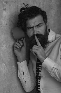 Elinde kupayla duvardan dinleyen bir adam. Sırlar ve dedikodu konsepti. Komşulara kulak misafiri olan meraklı adam.