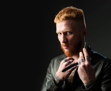 Jileti olan acımasız bir adam. Berber dükkanını ziyaret eden sakallı bir müşteri. Keskin berber, berber, takım elbise. Klasik berber dükkanı, tıraş. Sakallı adam.